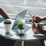 Profesionales en gestión de riesgos empresariales trabajando en equipo